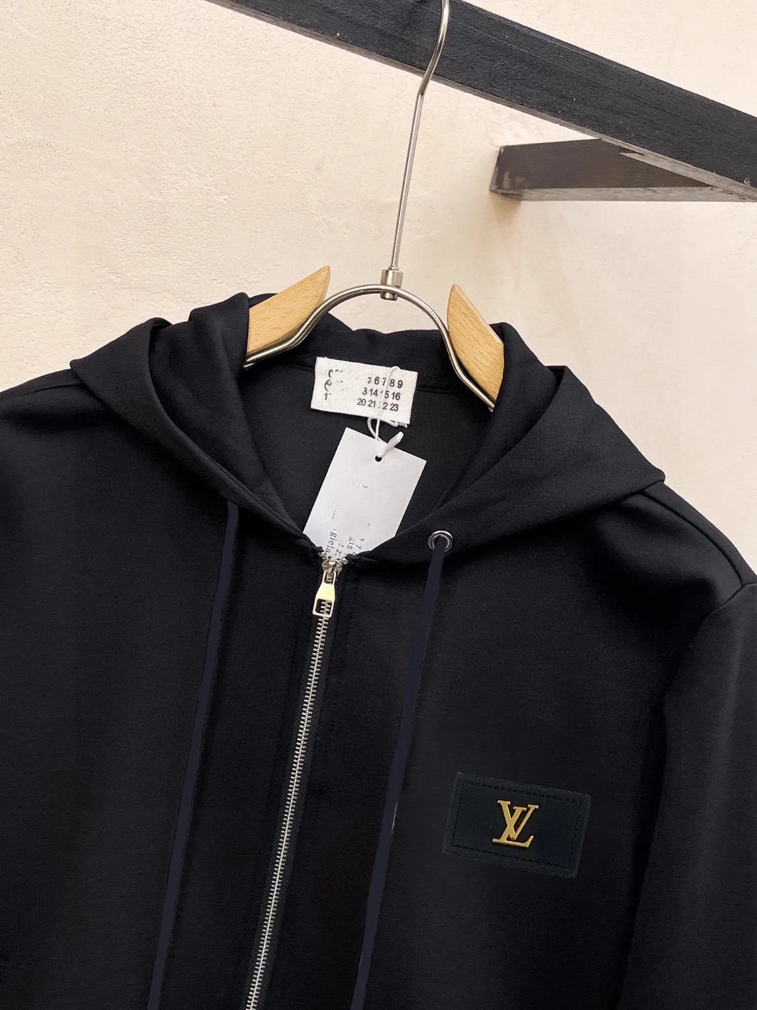 🅿️420 [LV Louis Vuitton] (Fat Man Gospel) hot-selling suit is coming. Focus on the original version of the official website. 2025 new hot-selling cardigan sweater suit. The original order is the best. 🇭🇰The meticulous work of top designers is dedicated to a fitting and perfect upper body effect. All-natural high-quality Roman cotton 100%, close-fitting comfort, noble and elegant! Original hardware embodies elegance and nobility! Counter size: M-5XL (maximum wear up to 220 pounds)